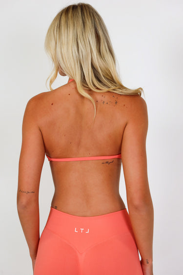 Poised Seamless Crop - Coral