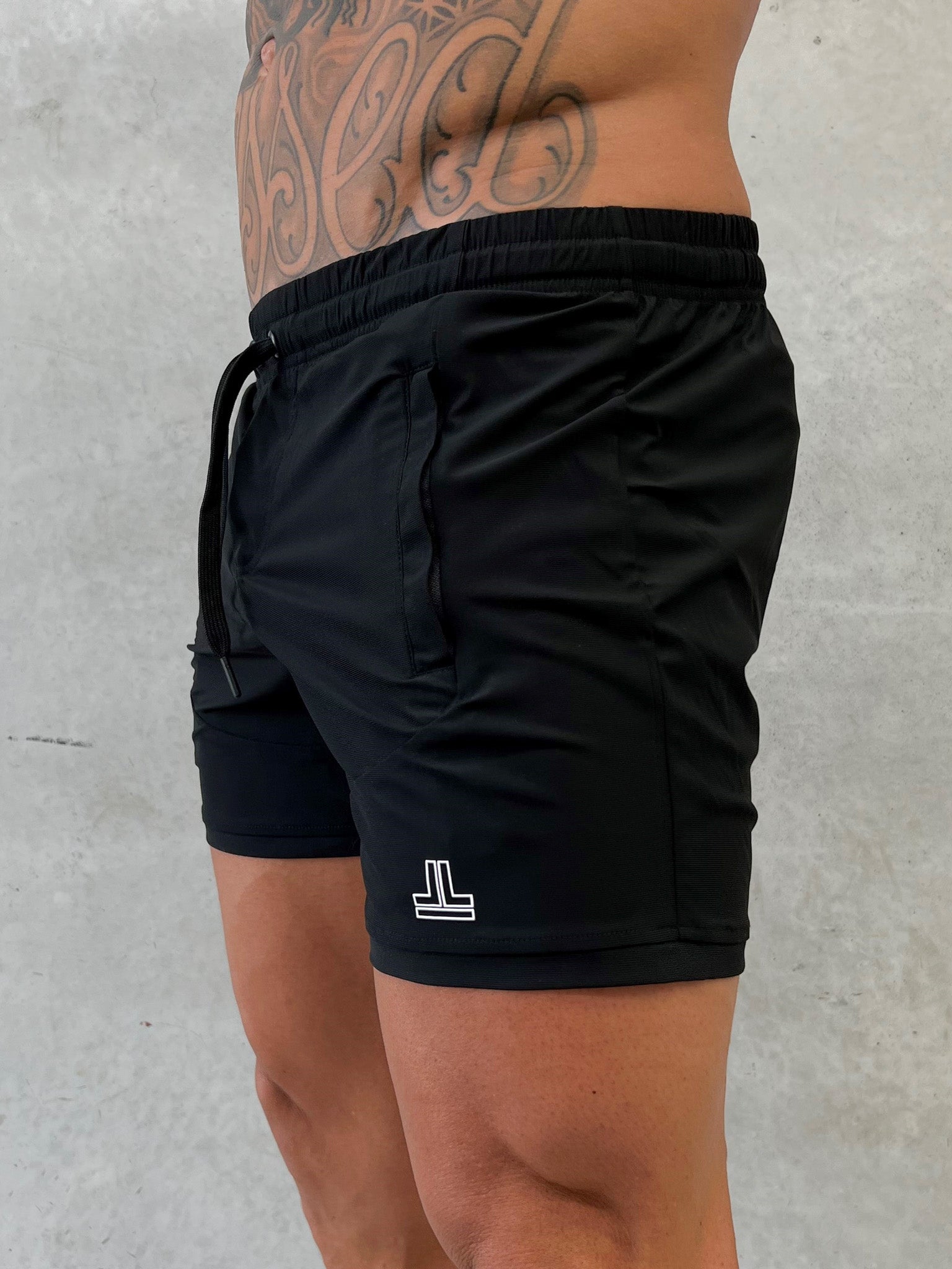 Della Squat Shorts - Black